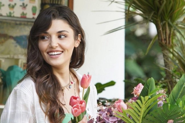 Hande Ercel odgovorila na Keremovu fotografiju zanimljivom objavom i komentarom! (FOTO)