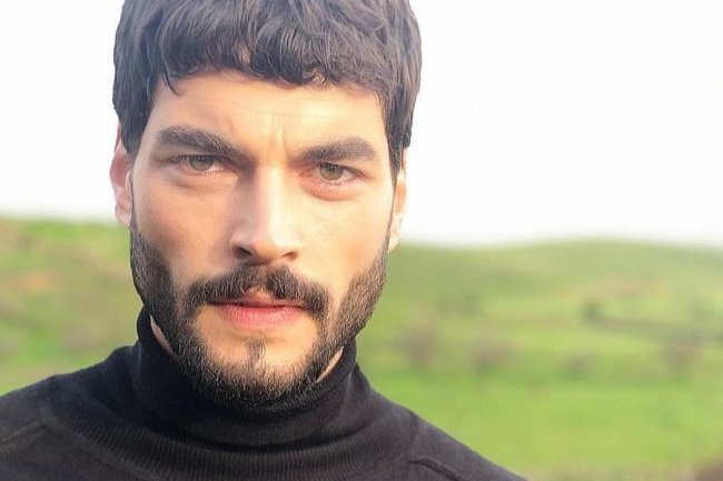Akin Akinozu pomaže bolesnom detetu