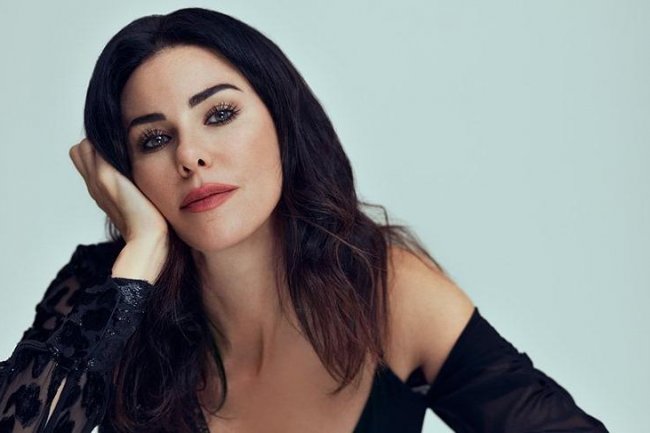 Defne Samyeli oduševljava izgledom! (FOTO)