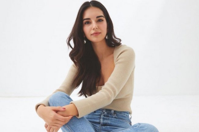 Yasemin Yazici na sceni sa Sukruom Ozyildizom i Demet Ozdemir