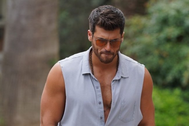 Can Yaman još jednom pokazao izvajano telo (FOTO)