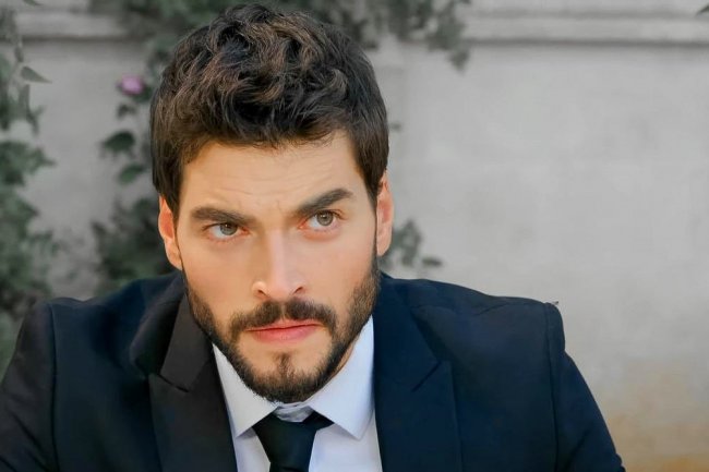 Akin Akinozu u pregovorima za ulogu u seriji Camdaki Kiz / Devojka iza stakla