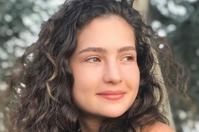 Turska glumica Melis Minkari u seriji Ask 101 / Ljubav 101