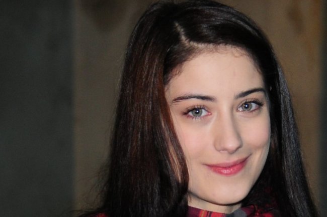 Hazal Kaya se vraća novom TV serijom!