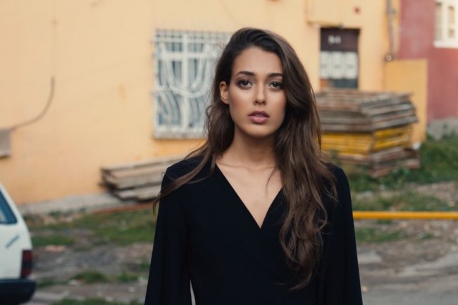 Dilan Cicek Deniz uči španski jezik i želi internacionalni projekat!