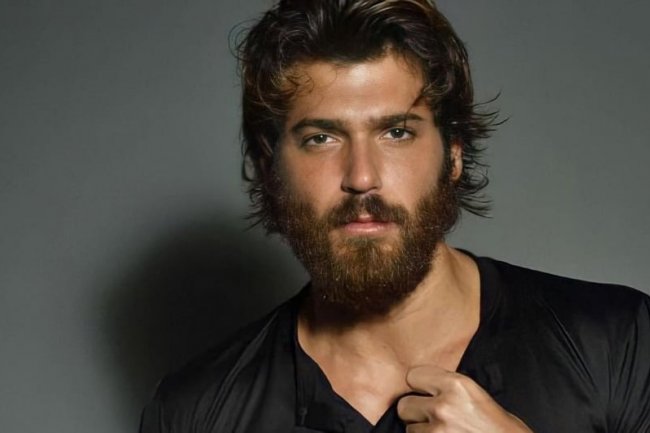 Can Yaman iz kreveta, bez majice objavio lepe vesti za fanove (FOTO)