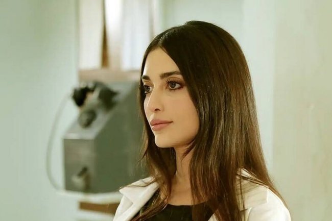 Melike Ipek Yalova kao Buge u seriji Mahkum / Zatvorenik