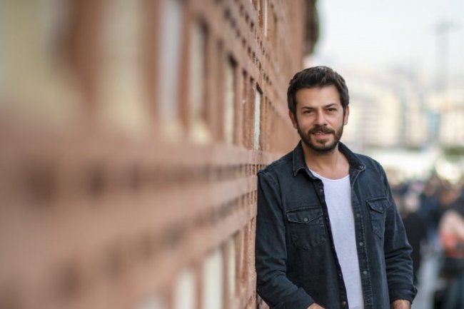 Ahmet Tansu Tasanlar u seriji Yalanci ve Mumlari | Lažovi i sveće