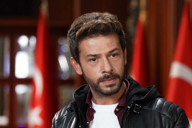 Ahmet Tansu Tasanlar kao doktor u seriji Yalanci ve Mumlari / Lažovi i sveće