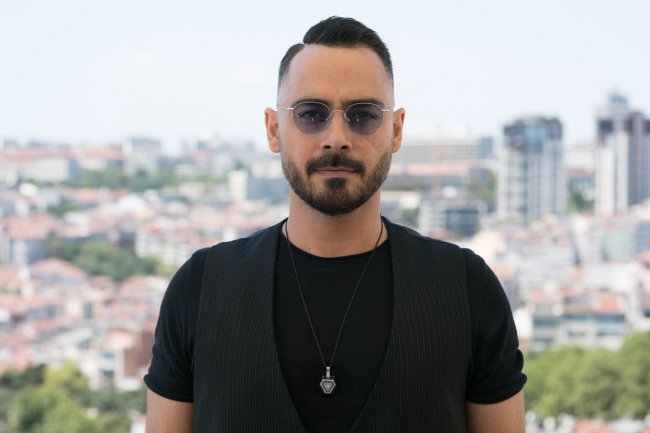 Olgun Toker uz Birce Akalay u seriji Mezarlik | Groblje