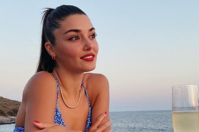 Hande Ercel blistala na promociji Atasay nakita (FOTO)