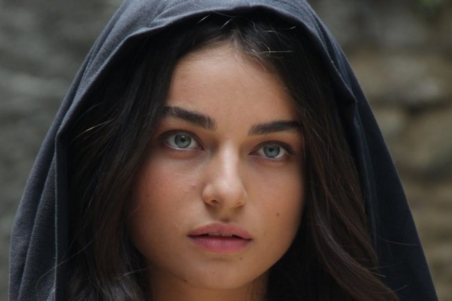 Ayca Aysin Turan proganjana od strane muzičara!