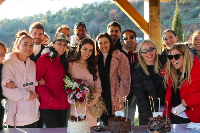 Ozgu Kaya – proslava na setu nove serije