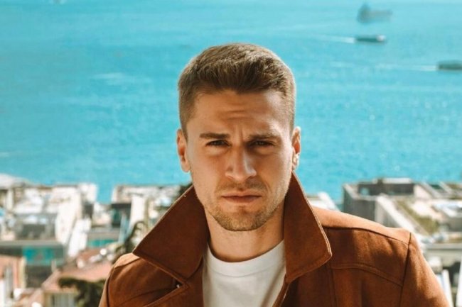 Anil Tetik u seriji Uc Kiz Kardes / Tri sestre