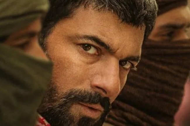 Engin Akyurek sa likom iz serije Kacis, gost u Mahkumu!