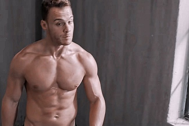Kerem Bursin mišićavim telom osvaja mnoge uzdahe!