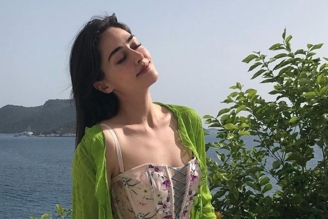 Esra Bilgic vredno radi ali ne na setu