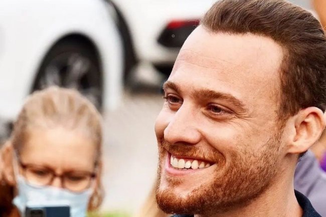 Kako je Kerem Bursin pomogao koleginici u nevolji?!