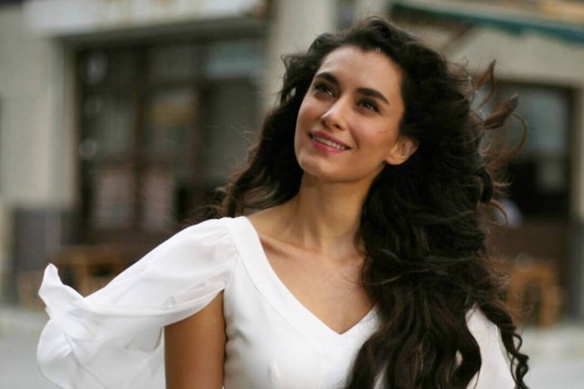 Hande Dogandemir kao Derin u seriji Yeni Istanbul