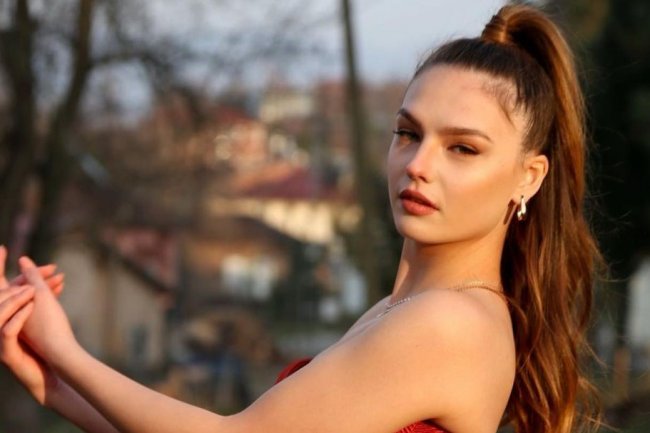 Nilsu Berfin Aktas ne voli šminku
