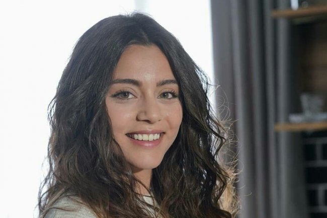 Sila Turkoglu dobila veliku šansu u seriji Kizilcik Serbeti / Šerbet od brusnice