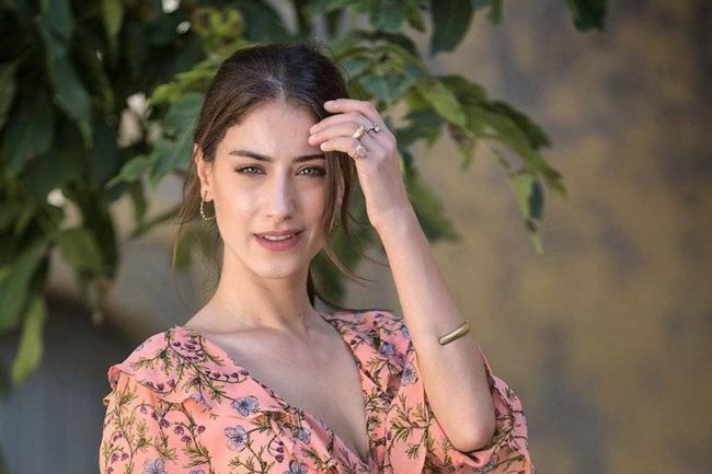 Hazal Kaya oduševila žutom mini-haljinom (FOTO)
