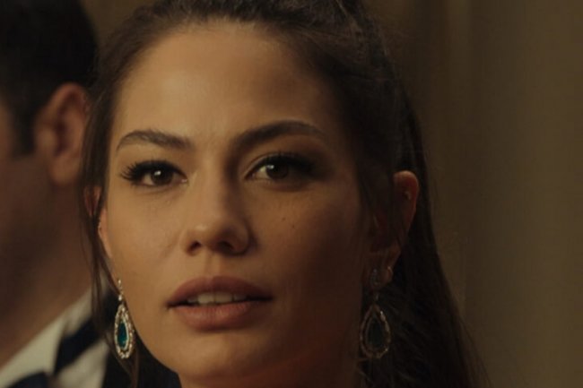 Demet Ozdemir očarala društvene mreže svojim pariskim stilom! (FOTO)