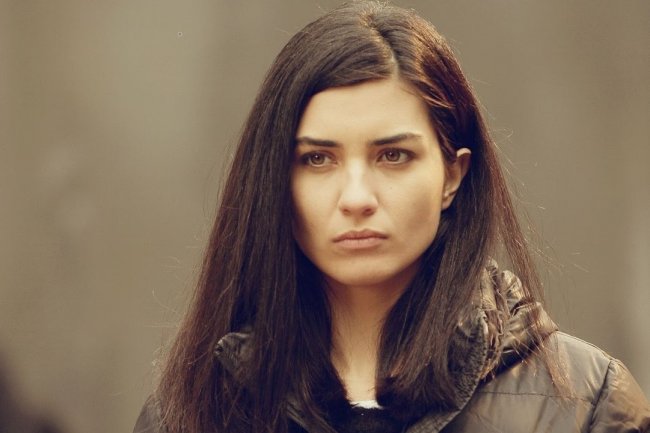 Tuba Buyukstun u ružičastoj varijanti privukla pažnju u Parizu (FOTO)