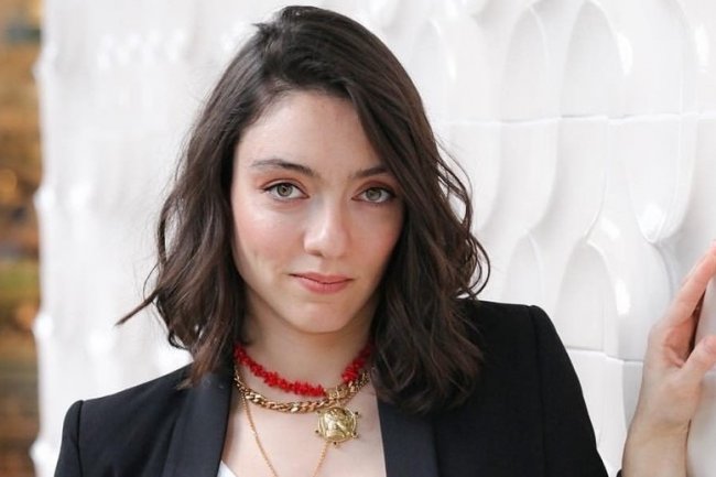Merve Dizdar u seriji Magarsuz