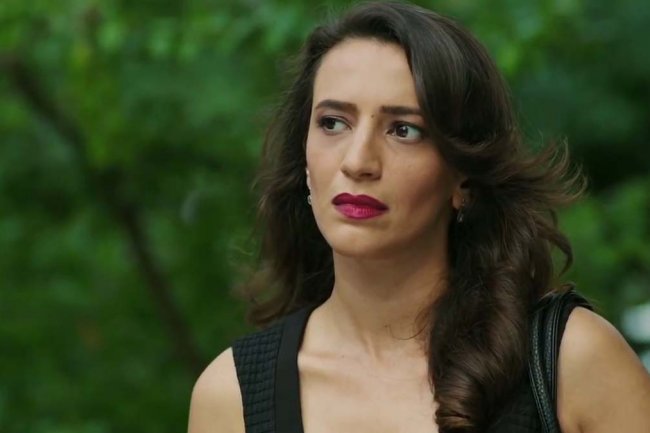 Berker Guven brani Nihal Yalcin da gleda njegove serije