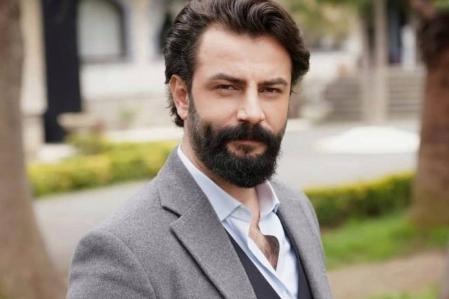 Gokberk Demirci glavni glumac nove dnevne serije Uvey Baba / Očuh!