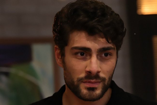 Ali Oner u seriji O Kiz / Ta devojka