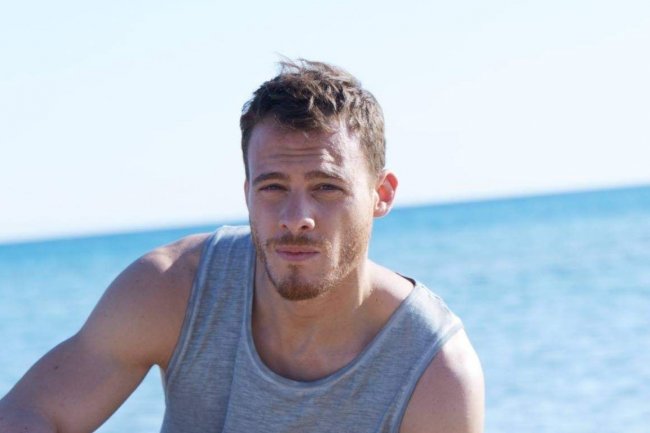 Kerem Bursin i serija Bi’ Tuhaf Hikaye privlače sve više pažnje (FOTO)