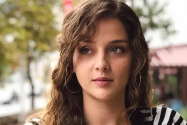 Ecem Calhan u seriji Ab-i Hayat