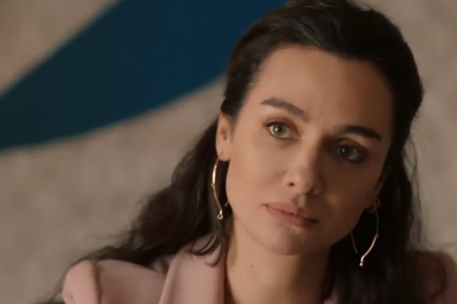 Birce Akalay sa seta na set