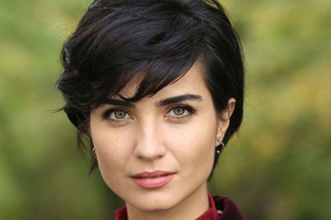 Tuba Buyukustun aktivno pomaže ugroženima putem društvenih mreža