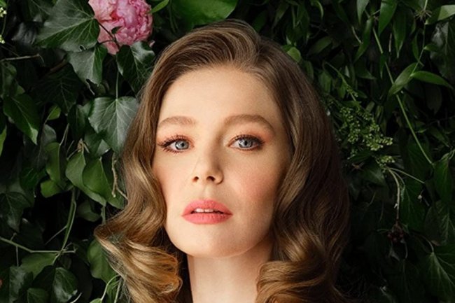 Burcu Biricik i pored nastavka snimanja serije Camdaki Kiz, nastavlja da pomaže!