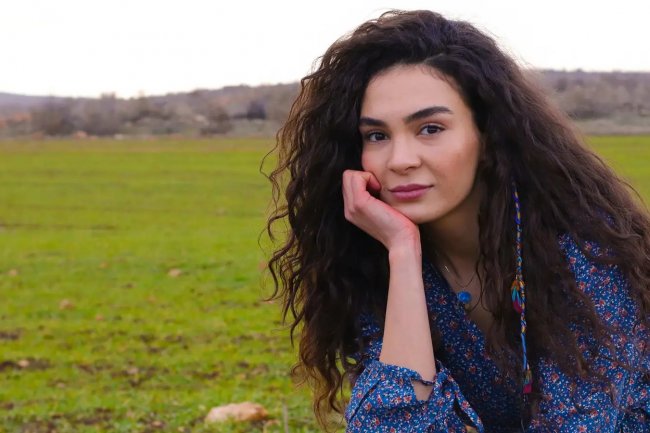 Ebru Sahin u drugačijoj ulozi u seriji Yuz Yillik Mucize / Sto godina čuda