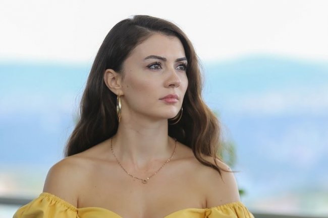Burcu Ozberk, kraljica romantičnih komedija uskoro u seriji Kralice / Kraljica!