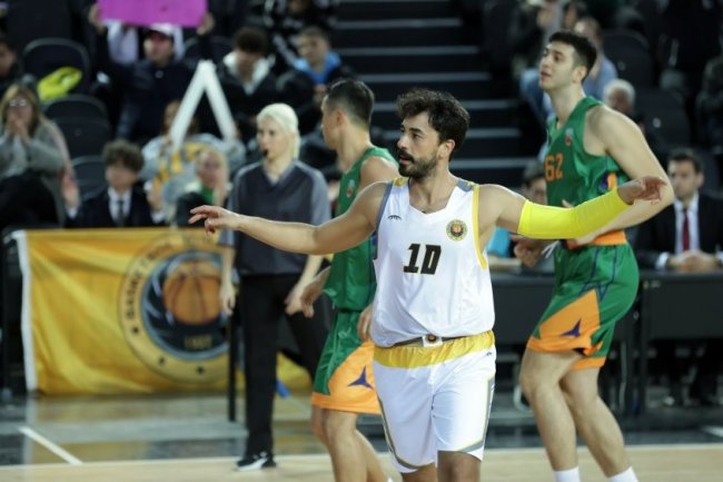 Gokhan Alkan kao košarkaš u novoj seriji Kralice