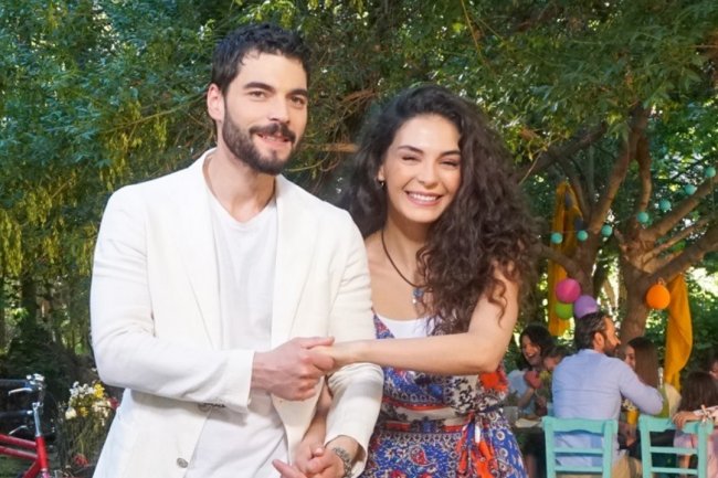Ebru Sahin i Akin Akinozu još uvek ubiraju plodove serije Hercai!
