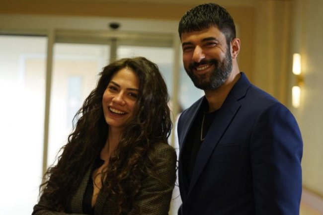 Promena odeće u seriji Adim Farah otkriva lepotu Demet Ozdemir
