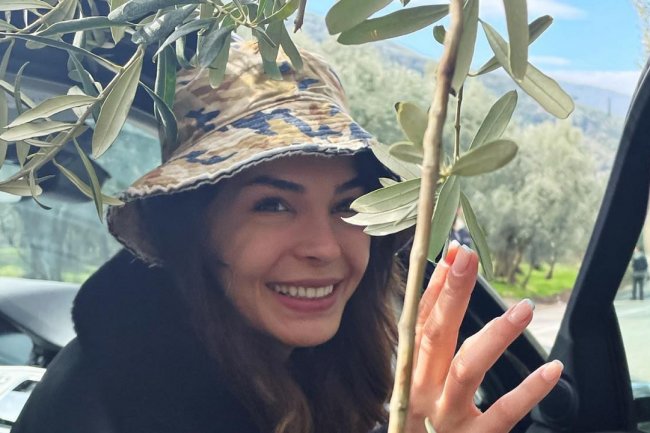 Lik koji tumači Ebru Sahin pomalo ostaje u pozadini u seriji Yuz Yillik Mucize