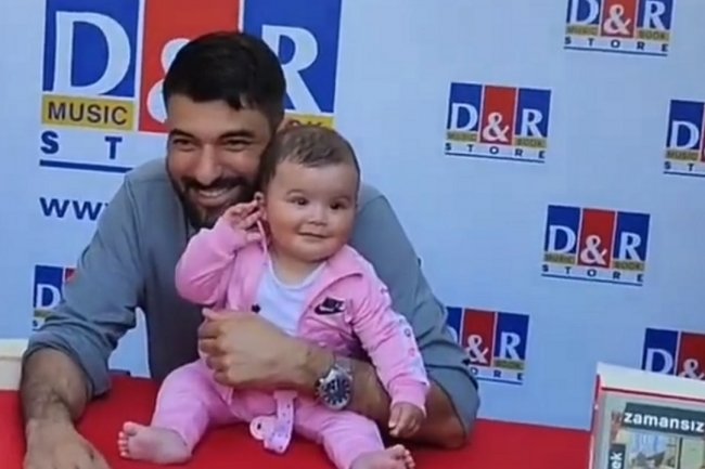 Engin Akyurek uživa u ljubavi svojih fanova (VIDEO)