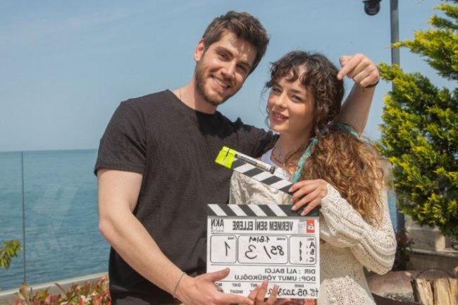 Buse Meral i Emre Bey o svojim likovima iz serije Vermem Seni Ellere