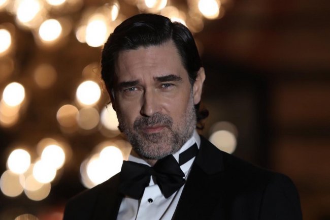 Burak Hakki u seriji Uvey Anne / Maćeha