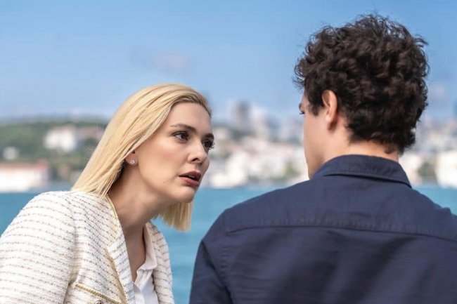 Berguzar Korel postala plavuša zbog uloge u seriji Dugum / Čvor