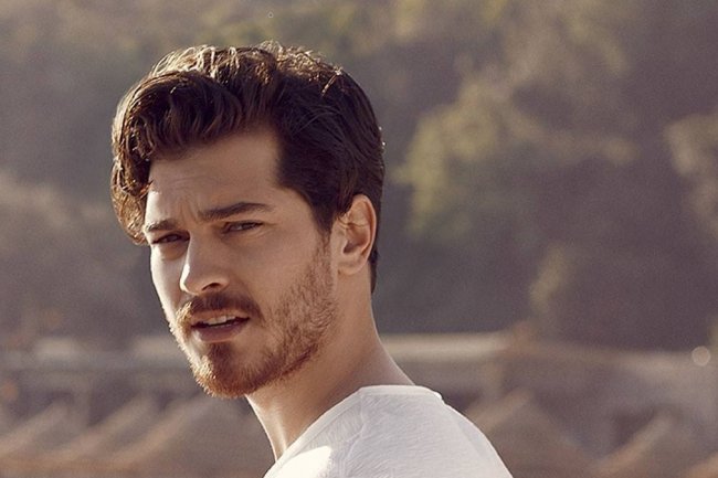 Cagatay Ulusoy se vraća na TV ekrane serijom Gaddar / Nemilosrdan