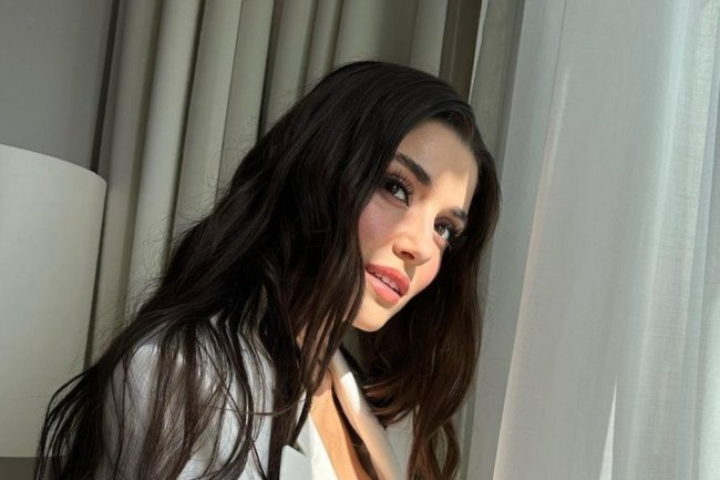 Hande Ercel kao tužiteljka Leyla u seriji Bambaska Biri / Neko drugi