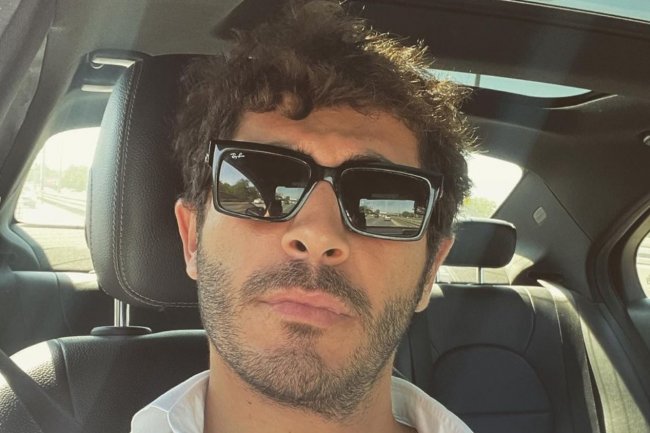 Burak Deniz kao voditelj Kenan u seriji Bambaska Biri / Neko drugi